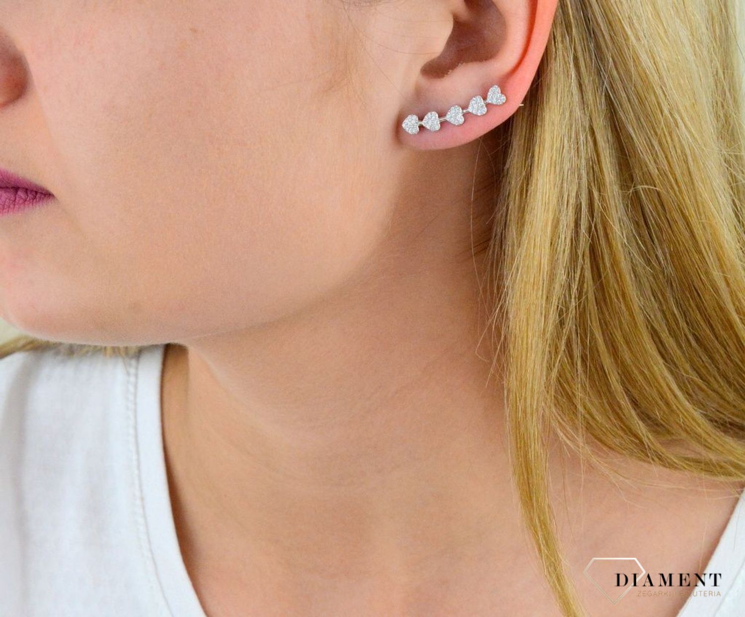 Srebrne kolczyki nausznice serca DIA-KLC-5422-925. Niezwykłe kolczyki z serduszkami wysadzanymi białymi cyrkoniami doskonałe na prezent dla kobiety kochającej ekstrawaganckie dodatki..png