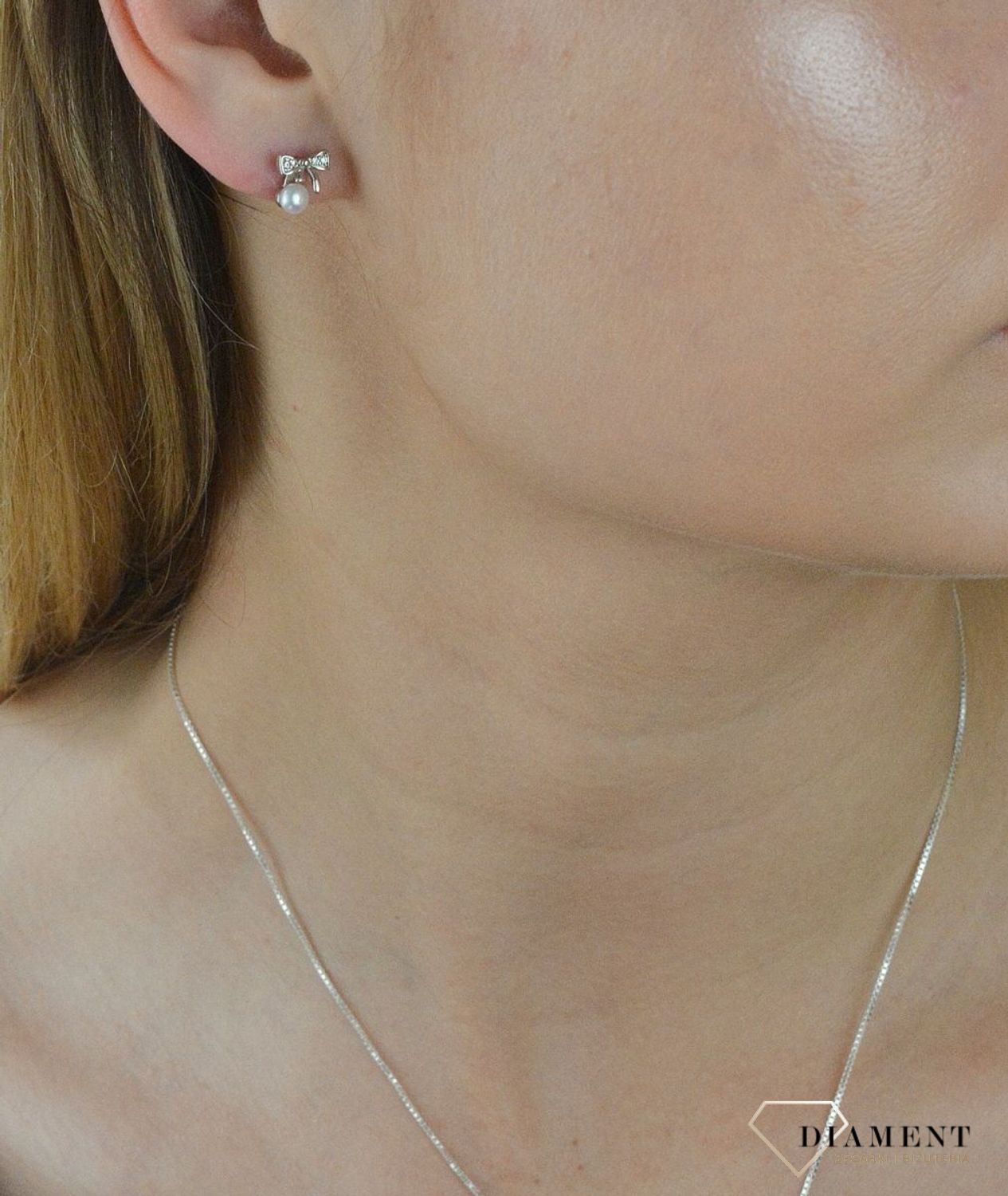 Srebrne kolczyki kokardki damskie z perełką DIA-KLC-5396-925. Kolczyki to idealna proporcje zamknięte w pięknej kompozycji. Kolczyki wykonane z najwyższej jakości srebra próby 925. Nowa interpretacja klasycznego wzoru ozdobi.png