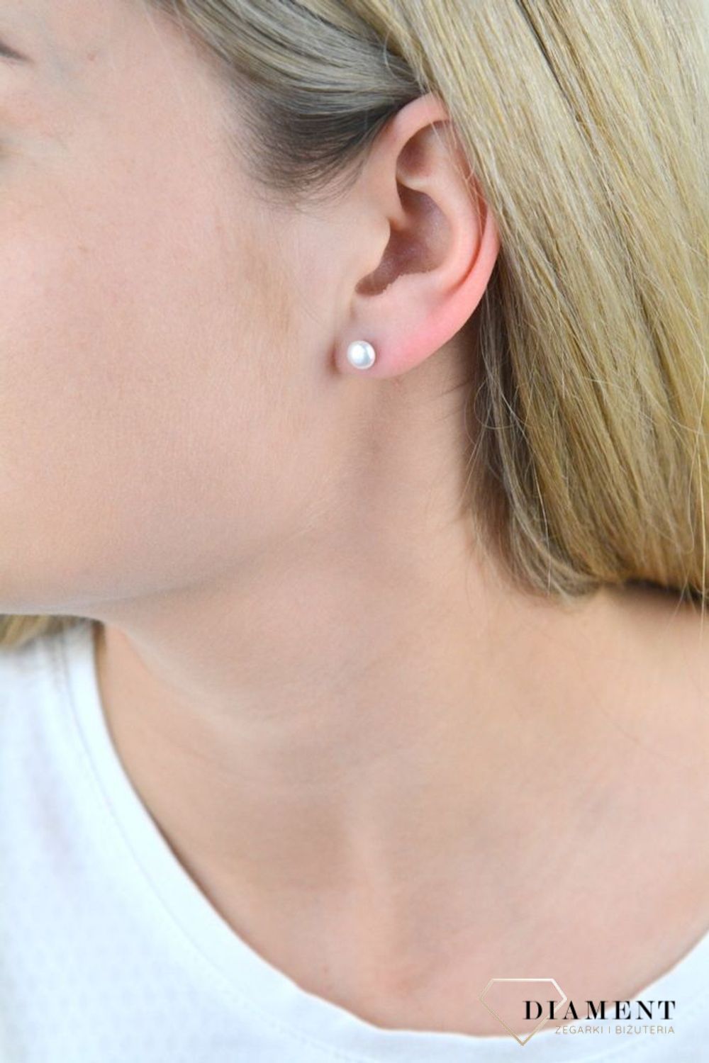 Kolczyki perełki na sztyft DIA-KLC-5430-925. Kolczyki srebrne z perłą. Kolczyki stworzone z myślą o kobietach o romantycznym usposobieniu, które lubią eksponować i podkreślać swój styl poprzez staranny dobór dodatkó.png