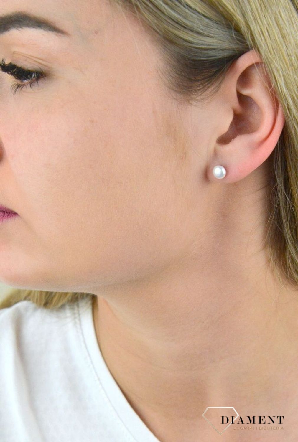 Kolczyki perełki na sztyft DIA-KLC-5430-925. Kolczyki srebrne z perłą. Kolczyki stworzone z myślą o kobietach o romantycznym usposobieniu, które lubią eksponować i podkreślać swój styl poprzez staranny dobór dodatkó.png