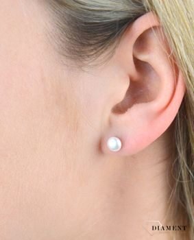 Kolczyki srebrne perełki na sztyft 6 mm DIA-KLC-5430-925. Kolczyki srebrne z perłą. Kolczyki stworzone z myślą o kobietach o romantycznym usposobieniu, które lubią eksponować i podkreślać  (3).JPG