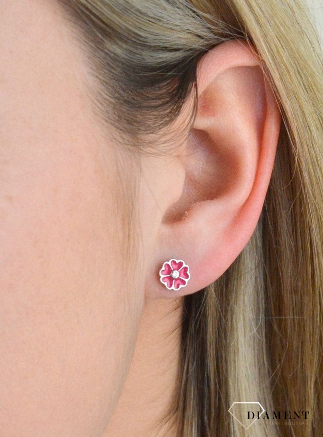 Srebrne kolczyki na sztyft różowe kwiatki DIA-KLC-5431-925. Urocze srebrne kolczyki z roślinnym motywem. Doskonałe na prezent dla dziecka. Kolczyki kwiatki.  Idealnie sprawdzą się jako prezent dla osoby kochającej n.png