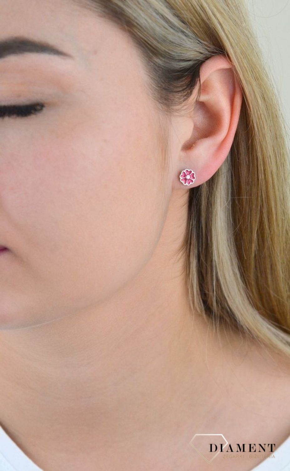 Srebrne kolczyki na sztyft różowe kwiatki DIA-KLC-5431-925. Urocze srebrne kolczyki z roślinnym motywem. Doskonałe na prezent dla dziecka. Kolczyki kwiatki.  Idealnie sprawdzą się jako prezent dla osoby kochającej n.png