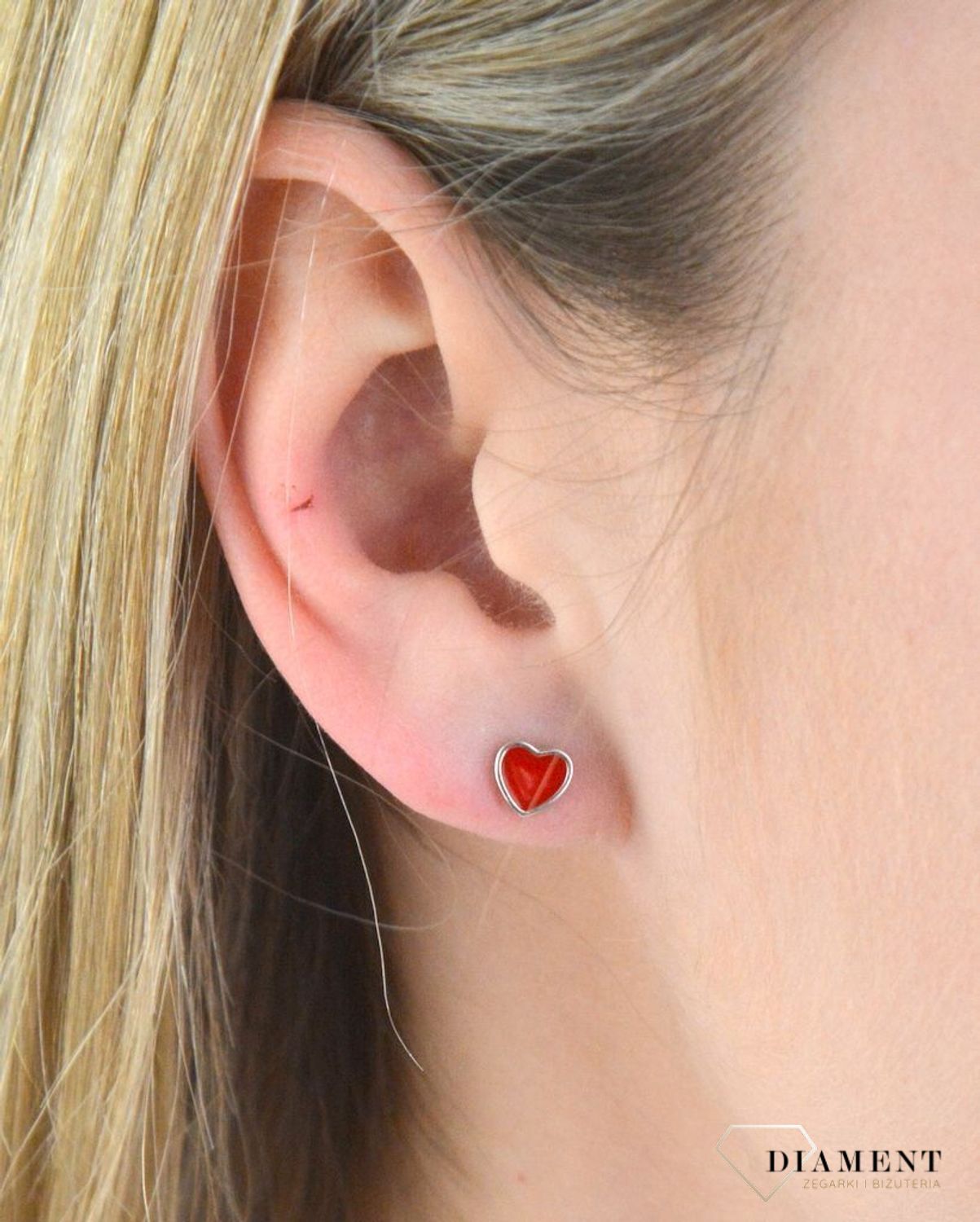 Kolczyki srebrne serca sztyfty DIA-KLC-5433-925. Srebrne kolczyki serca na wkrętki. Srebrne kolczyki wykonano z najwyższej jakości srebra próby 925. Kolczyki przyozdobione czerwoną emalią. .png