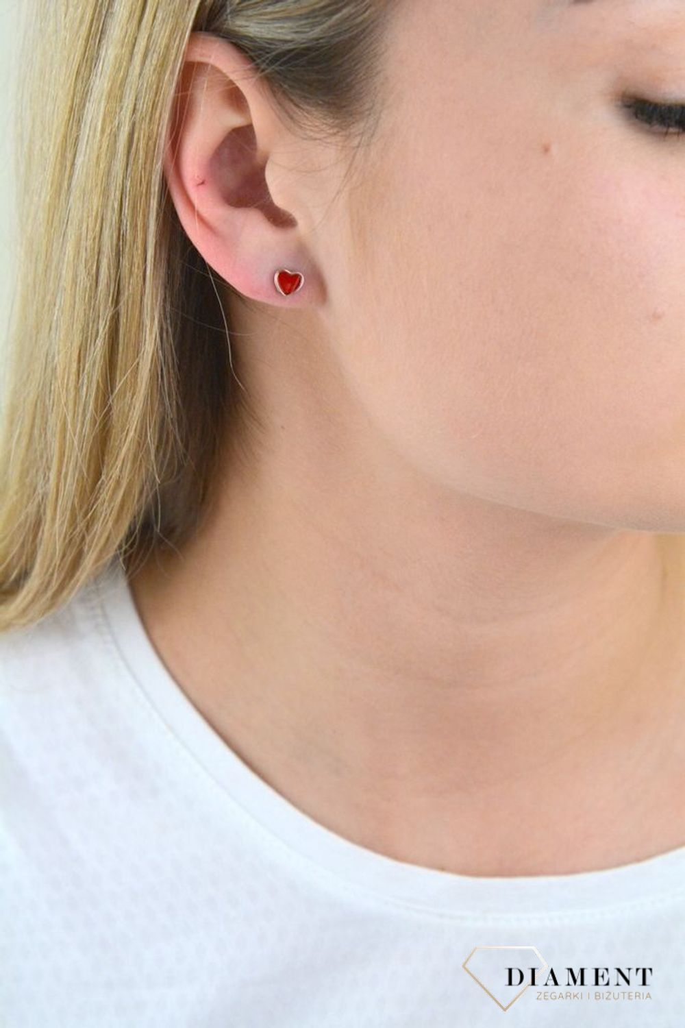 Kolczyki srebrne serca sztyfty DIA-KLC-5433-925. Srebrne kolczyki serca na wkrętki. Srebrne kolczyki wykonano z najwyższej jakości srebra próby 925. Kolczyki przyozdobione czerwoną emalią. .png