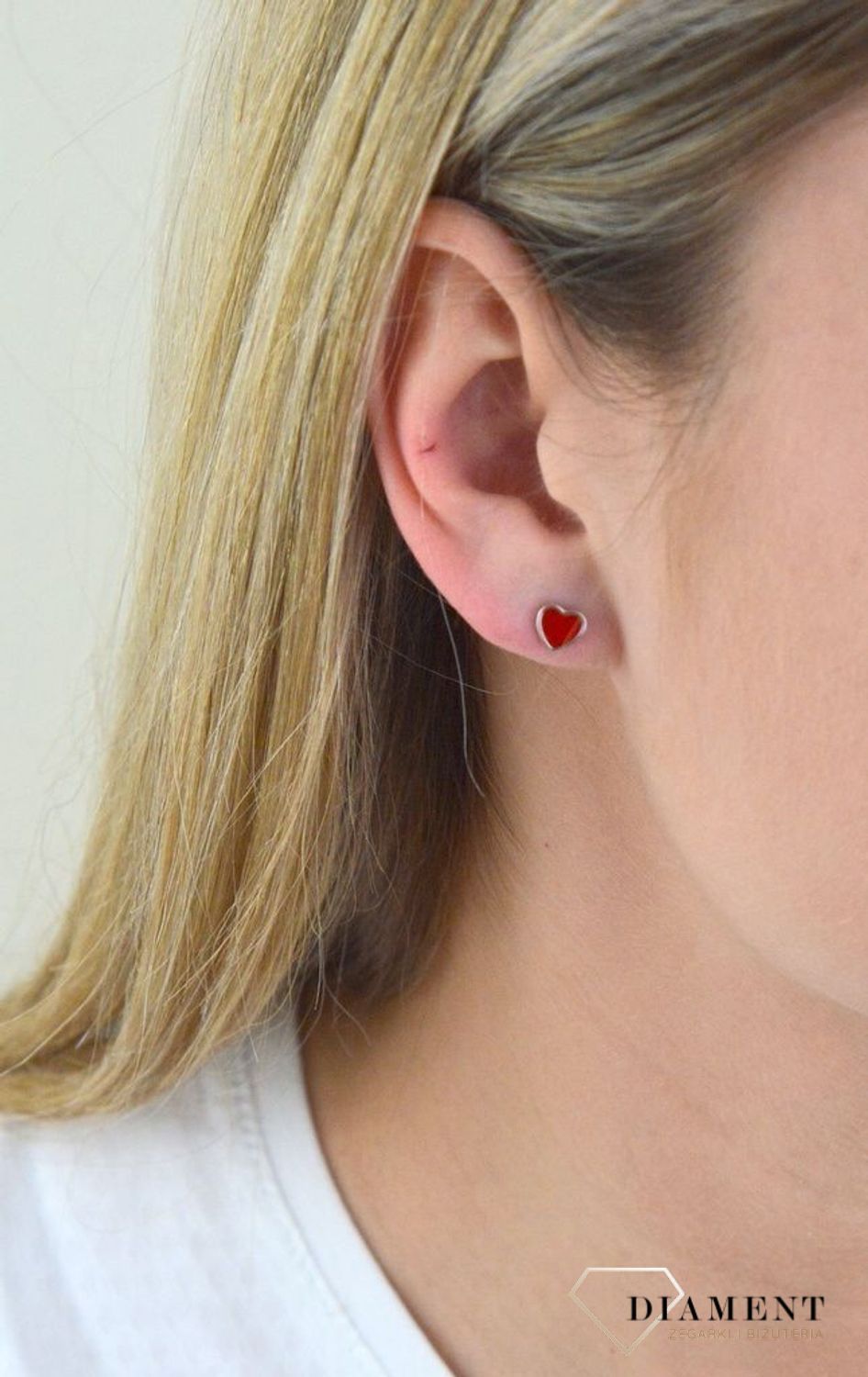 Kolczyki srebrne serca sztyfty DIA-KLC-5433-925. Srebrne kolczyki serca na wkrętki. Srebrne kolczyki wykonano z najwyższej jakości srebra próby 925. Kolczyki przyozdobione czerwoną emalią. .png