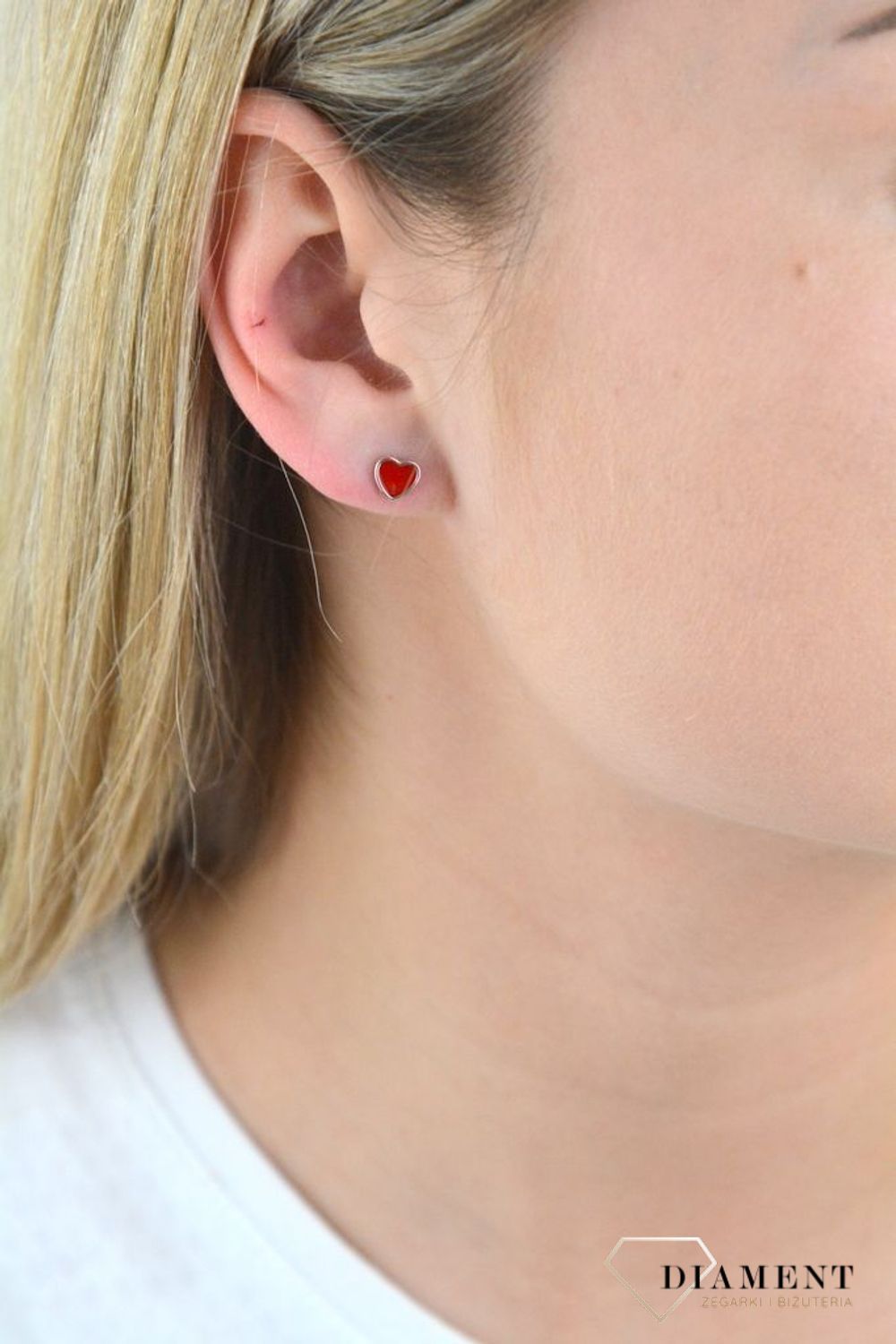 Kolczyki srebrne serca sztyfty DIA-KLC-5433-925. Srebrne kolczyki serca na wkrętki. Srebrne kolczyki wykonano z najwyższej jakości srebra próby 925. Kolczyki przyozdobione czerwoną emalią. .png