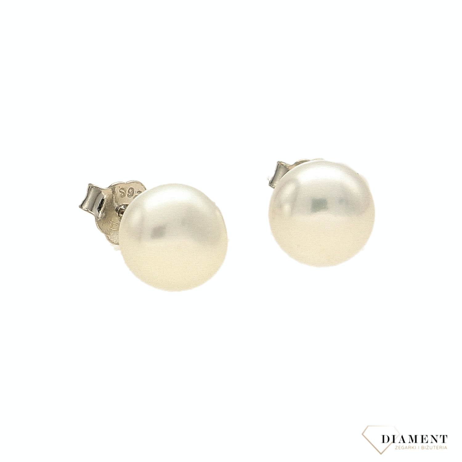 Kolczyki perełki na sztyft DIA-KLC-5434-925. Biżuteria będzie efektownie prezentować się jako element ozdobny do codziennych stylizacji. Na prezent. Delikatne kolczyki..png