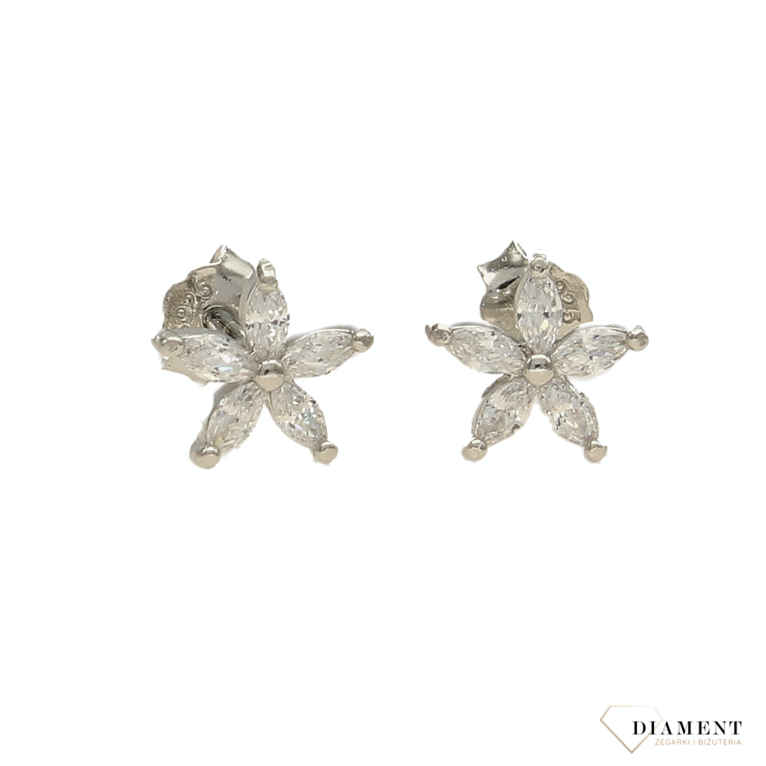 Kolczyki srebrne kwiatki z cyrkoniami DIA-KLC-5438-925.  Ich kształt jest uniwersalny, ponadczasowy a dzięki swojemu wyjątkowemu wykonaniu nadają się podczas codziennego użytkowania. Wielkość kolczyków wynosi 1,2 cm.png