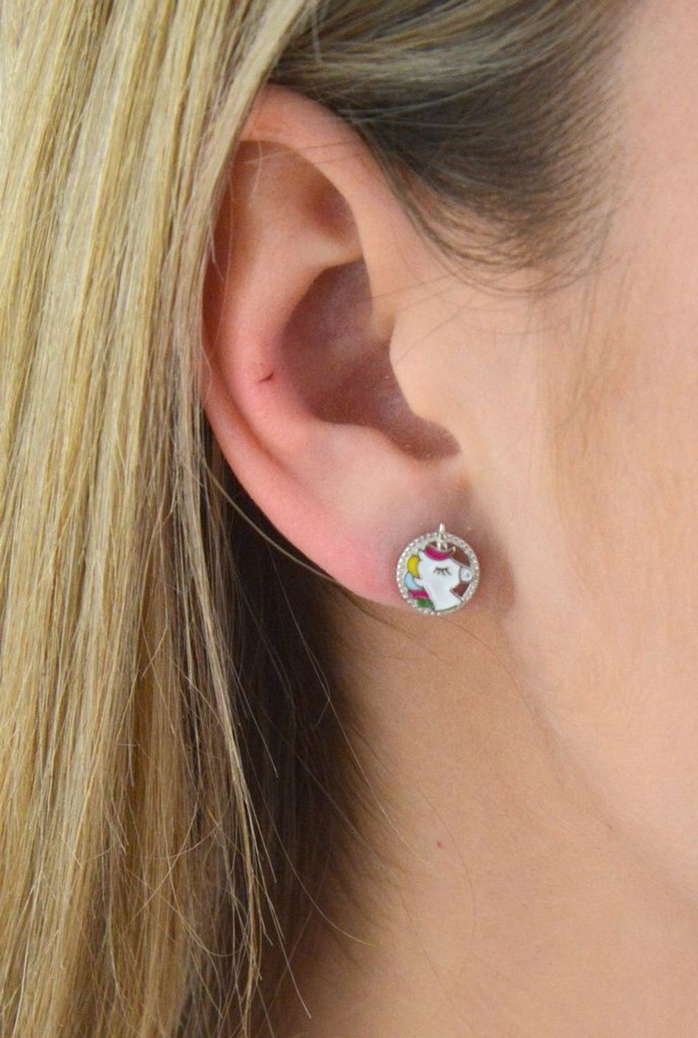 Kolczyki dziecięce wkrętki jednorożce DIA-KLC-5442-925. Kolczyki dla dziewczynki koła z kolorowym jednorożcem. Kolczyki zostały wykonane z najwyższej jakości srebra próby 925. Kolczyki na sztyft..png