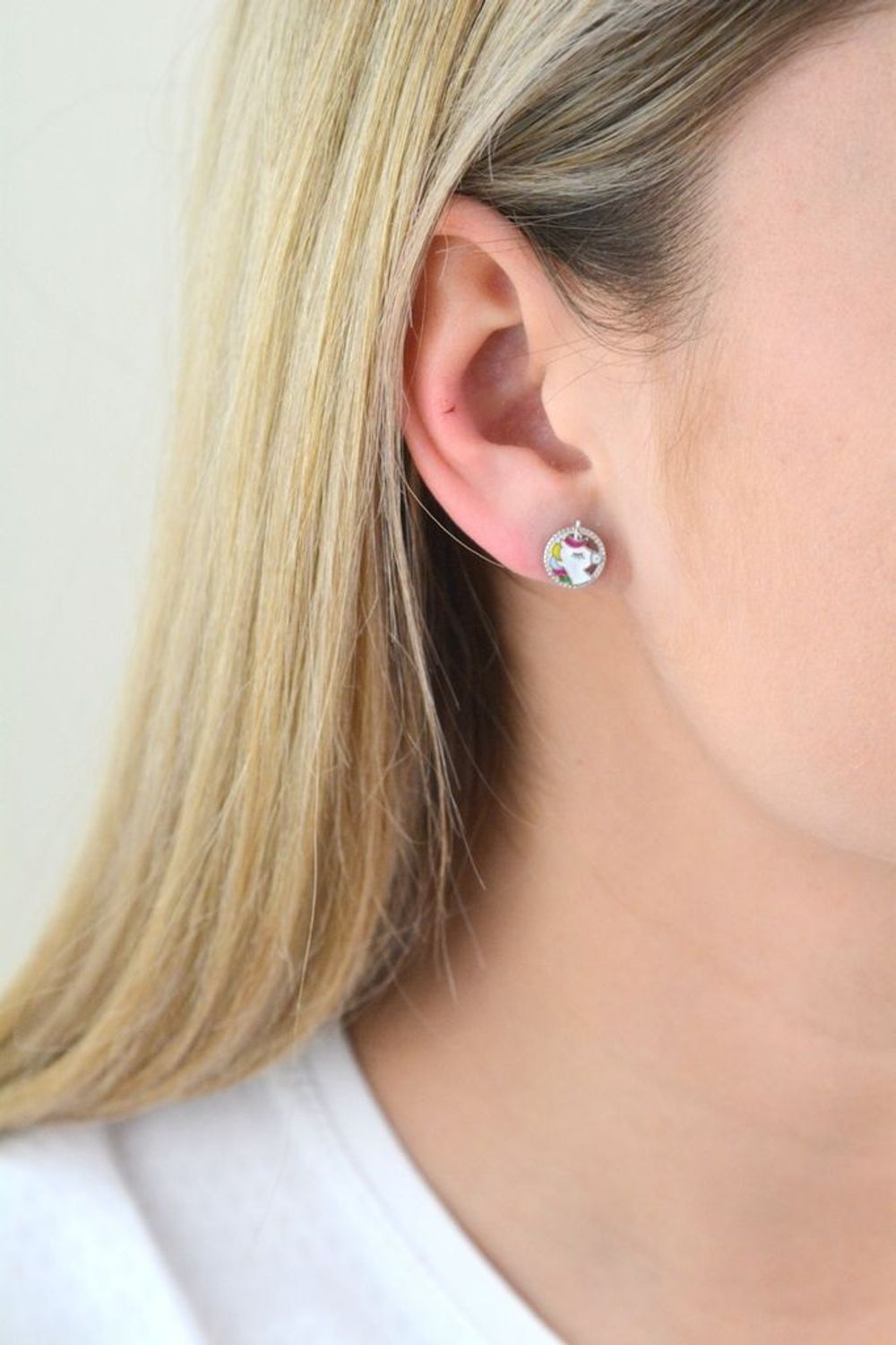 Kolczyki dziecięce wkrętki jednorożce DIA-KLC-5442-925. Kolczyki dla dziewczynki koła z kolorowym jednorożcem. Kolczyki zostały wykonane z najwyższej jakości srebra próby 925. Kolczyki na sztyft..png