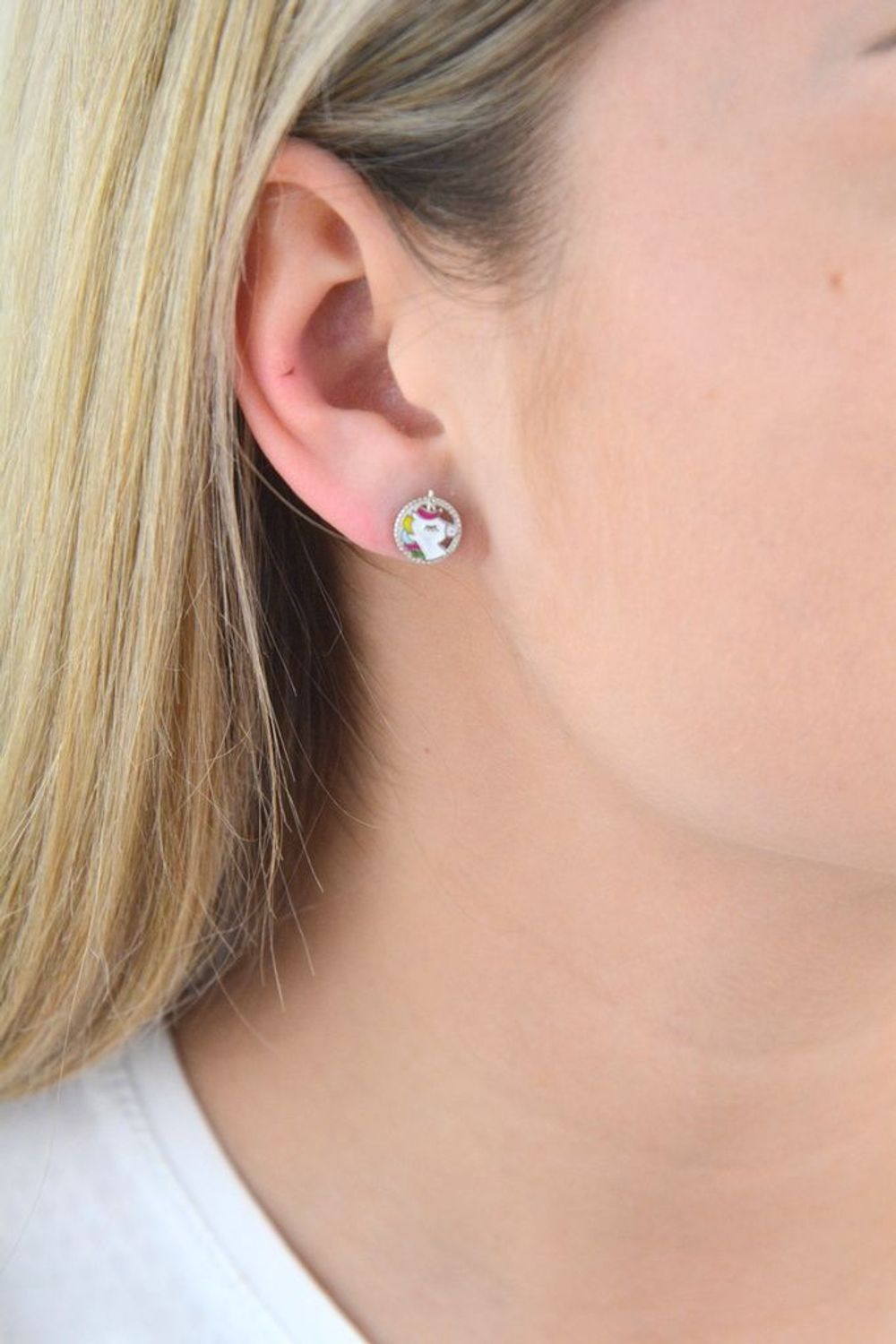 Kolczyki dziecięce wkrętki jednorożce DIA-KLC-5442-925. Kolczyki dla dziewczynki koła z kolorowym jednorożcem. Kolczyki zostały wykonane z najwyższej jakości srebra próby 925. Kolczyki na sztyft..png