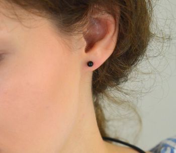 Kolczyki srebrne wkrętki czarne kulki 4 mm DIA-KLC-5448-925. Eleganckie, klasyczne kolczyki w formie kulek w czarnym kolorze. Delikatne kolczyki. Subtelna biżuteria. Na prezent (1).JPG