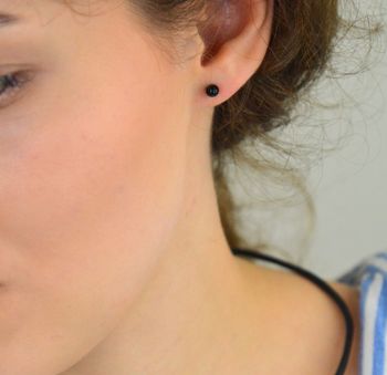 Kolczyki srebrne wkrętki czarne kulki 4 mm DIA-KLC-5448-925. Eleganckie, klasyczne kolczyki w formie kulek w czarnym kolorze. Delikatne kolczyki. Subtelna biżuteria. Na prezent (2).JPG