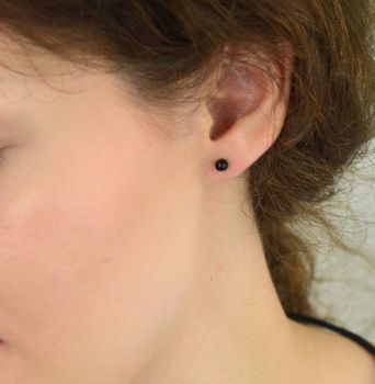 Kolczyki srebrne wkrętki czarne kulki 4 mm DIA-KLC-5448-925. Eleganckie, klasyczne kolczyki w formie kulek w czarnym kolorze. Delikatne kolczyki. Subtelna biżuteria. Na prezent (3).JPG