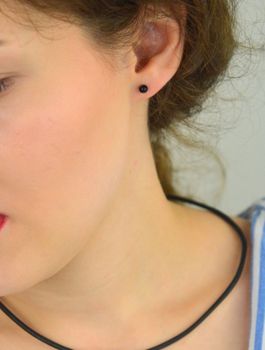 Kolczyki srebrne wkrętki czarne kulki 4 mm DIA-KLC-5448-925. Eleganckie, klasyczne kolczyki w formie kulek w czarnym kolorze. Delikatne kolczyki. Subtelna biżuteria. Na prezent (4).JPG