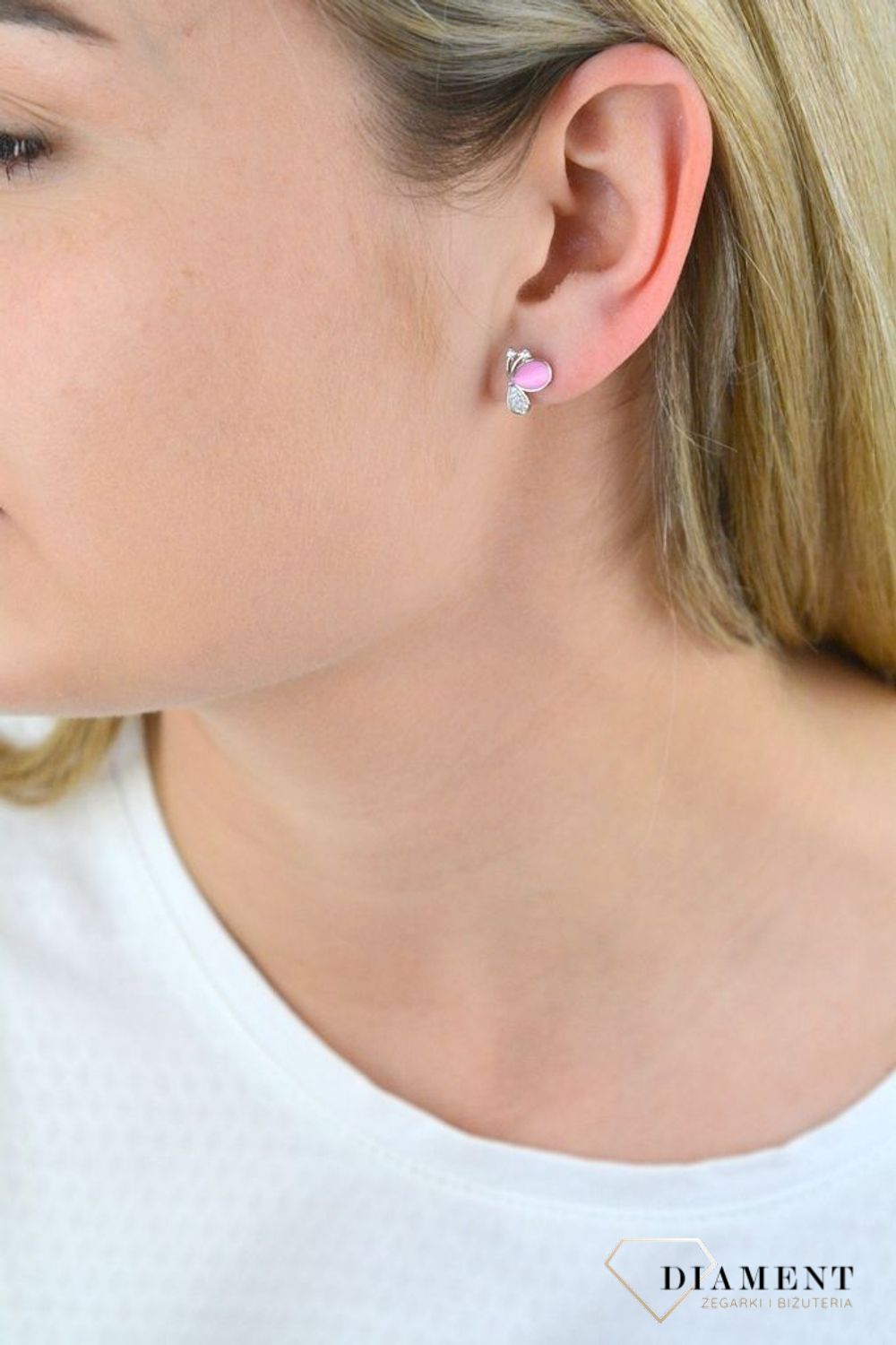 Kolczyki wkrętki 'Motylki w locie' DIA-KLC-5450-925. Eleganckie, srebrne kolczyki z ze zwierzęcym motywem. Doskonałe na prezent dla dziecka. Kolczyki kolorowe motylki..png