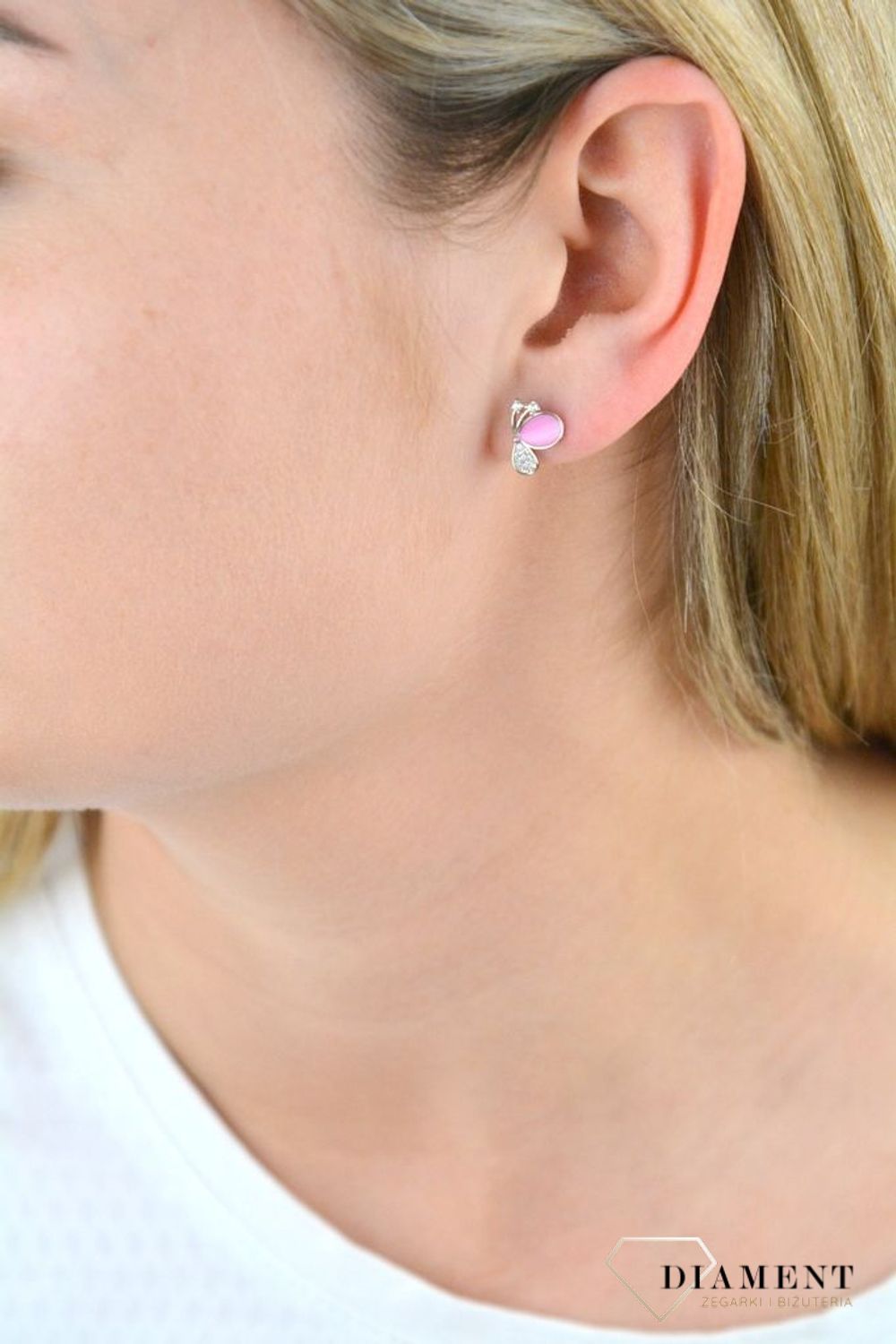 Kolczyki wkrętki 'Motylki w locie' DIA-KLC-5450-925. Eleganckie, srebrne kolczyki z ze zwierzęcym motywem. Doskonałe na prezent dla dziecka. Kolczyki kolorowe motylki..png