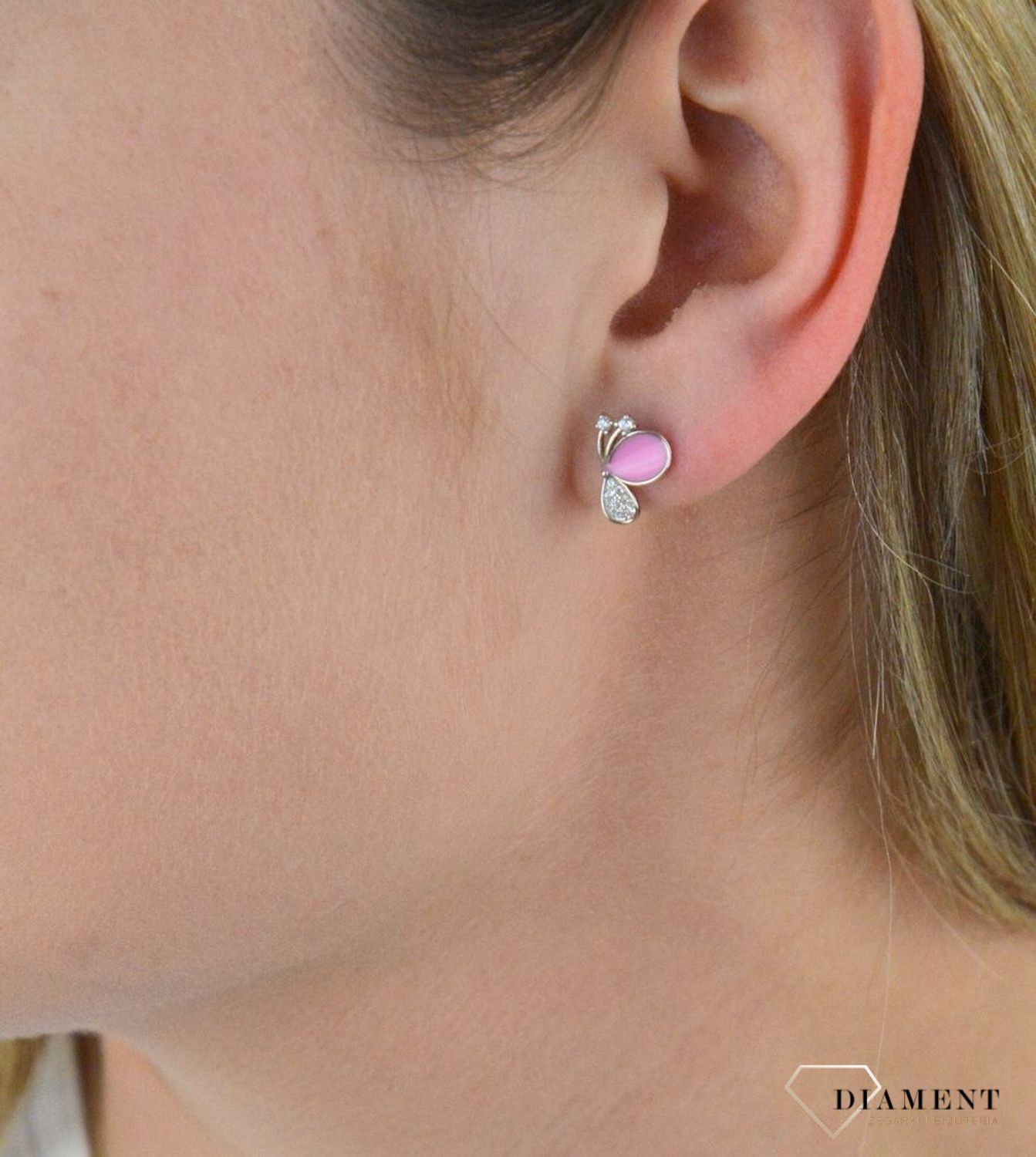 Kolczyki wkrętki 'Motylki w locie' DIA-KLC-5450-925. Eleganckie, srebrne kolczyki z ze zwierzęcym motywem. Doskonałe na prezent dla dziecka. Kolczyki kolorowe motylki..png