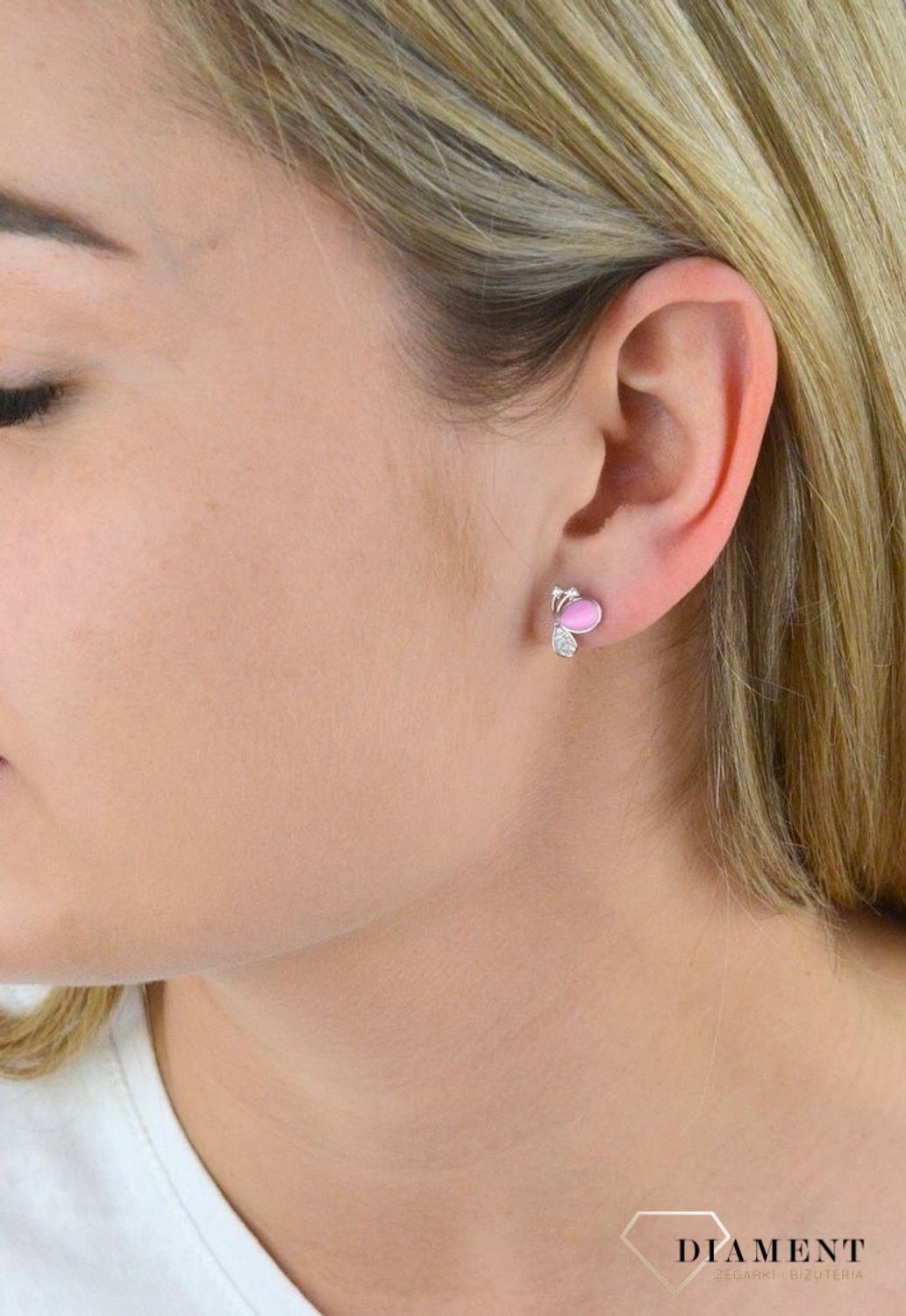 Kolczyki wkrętki 'Motylki w locie' DIA-KLC-5450-925. Eleganckie, srebrne kolczyki z ze zwierzęcym motywem. Doskonałe na prezent dla dziecka. Kolczyki kolorowe motylki..png