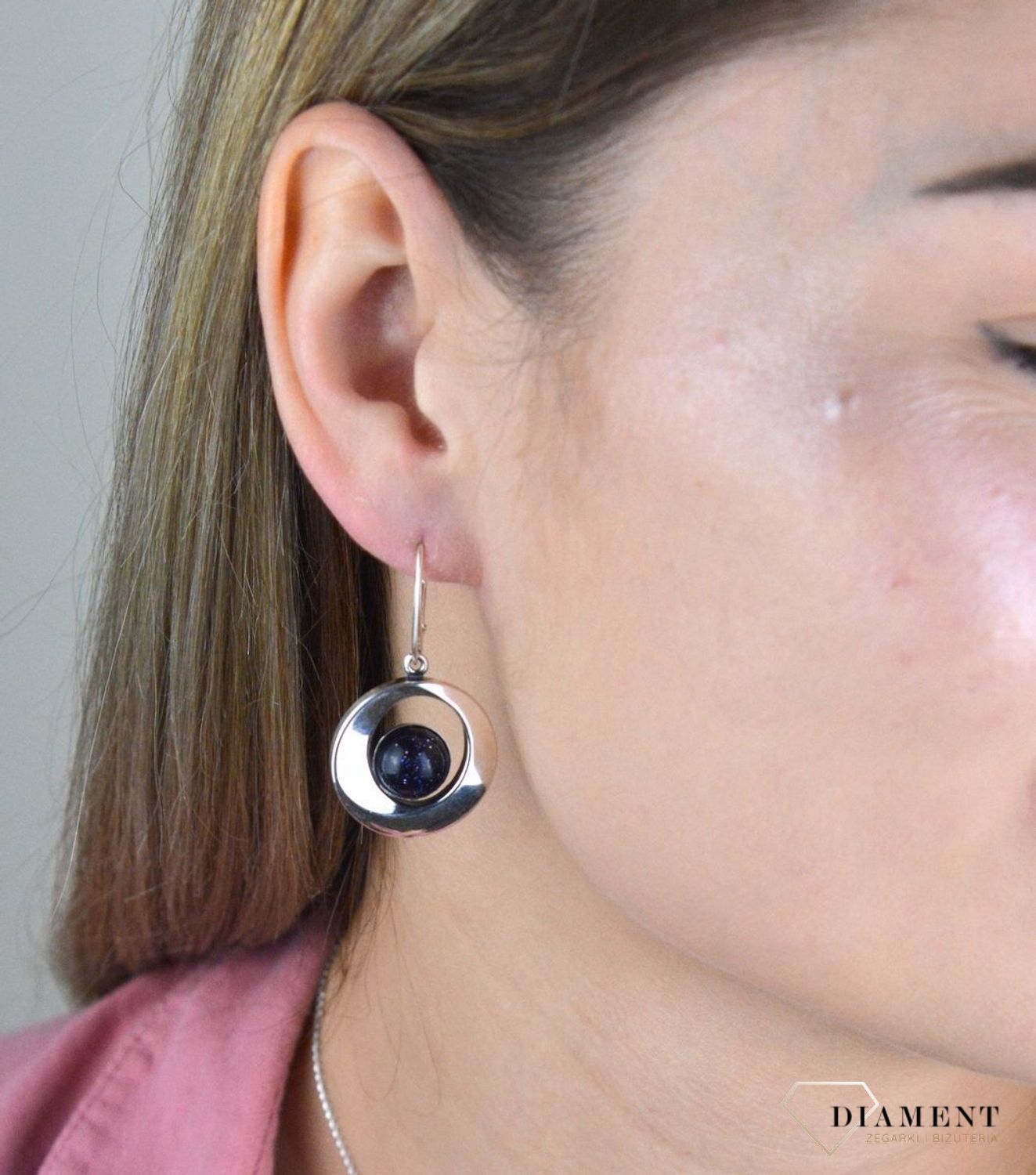 Srebrne kolczyki wiszące z angielskim zapięciem z kamieniem Noc Kairu to pełne kobiecego szyku kolczyki dla pań w każdym wieku. Biżuteria została wykonana z najwyższej jakości srebra próby 925.jpg