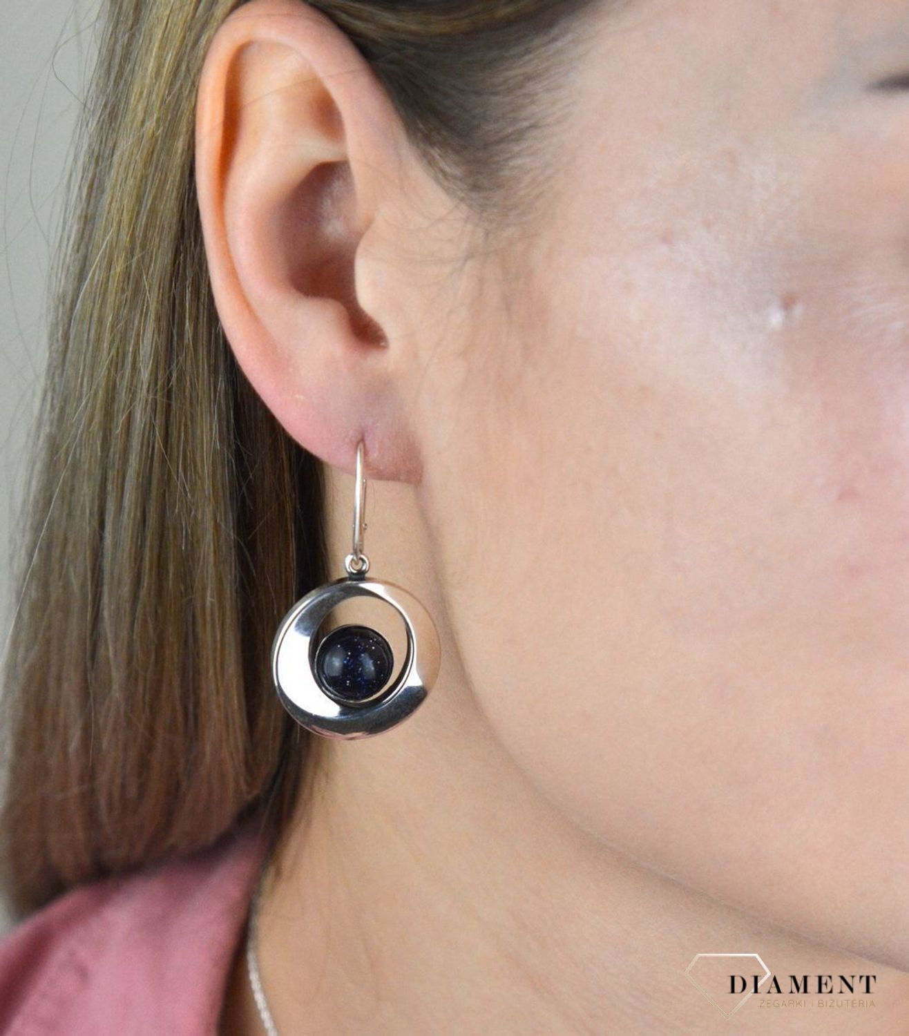 Srebrne kolczyki wiszące z angielskim zapięciem z kamieniem Noc Kairu to pełne kobiecego szyku kolczyki dla pań w każdym wieku. Biżuteria została wykonana z najwyższej jakości srebra próby 925.jpg