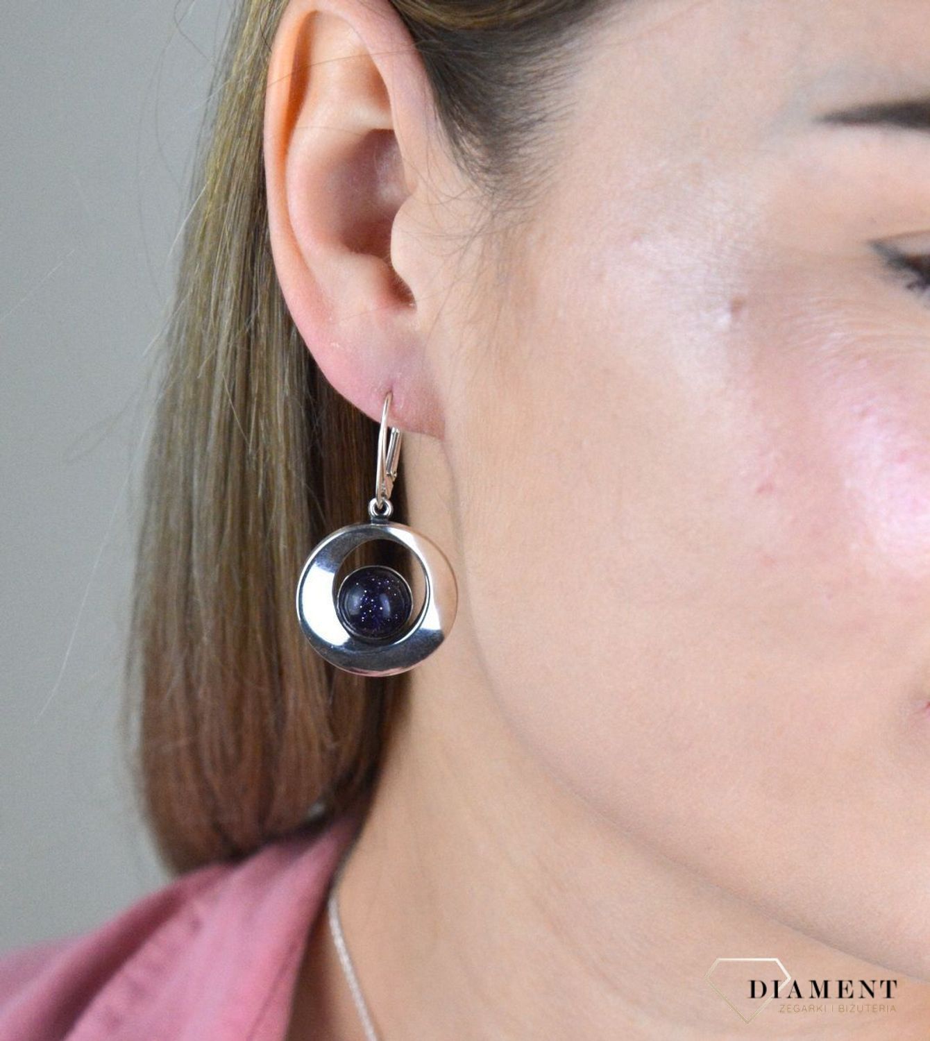 Srebrne kolczyki wiszące z angielskim zapięciem z kamieniem Noc Kairu to pełne kobiecego szyku kolczyki dla pań w każdym wieku. Biżuteria została wykonana z najwyższej jakości srebra próby 925.jpg