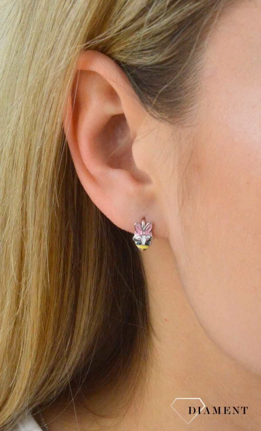 Srebrne kolczyki dla dziewczynki wiszące Daisy DIA-KLC-5875-925. Srebrne kolczyki dla dziewczynki wiszące Daisy. Dziecięce kolczyki Daisy wykonane ze srebra próby 925 z kolorową emalią. Dziecięce kolczyki z popularnym motywem bajkowym.jpg