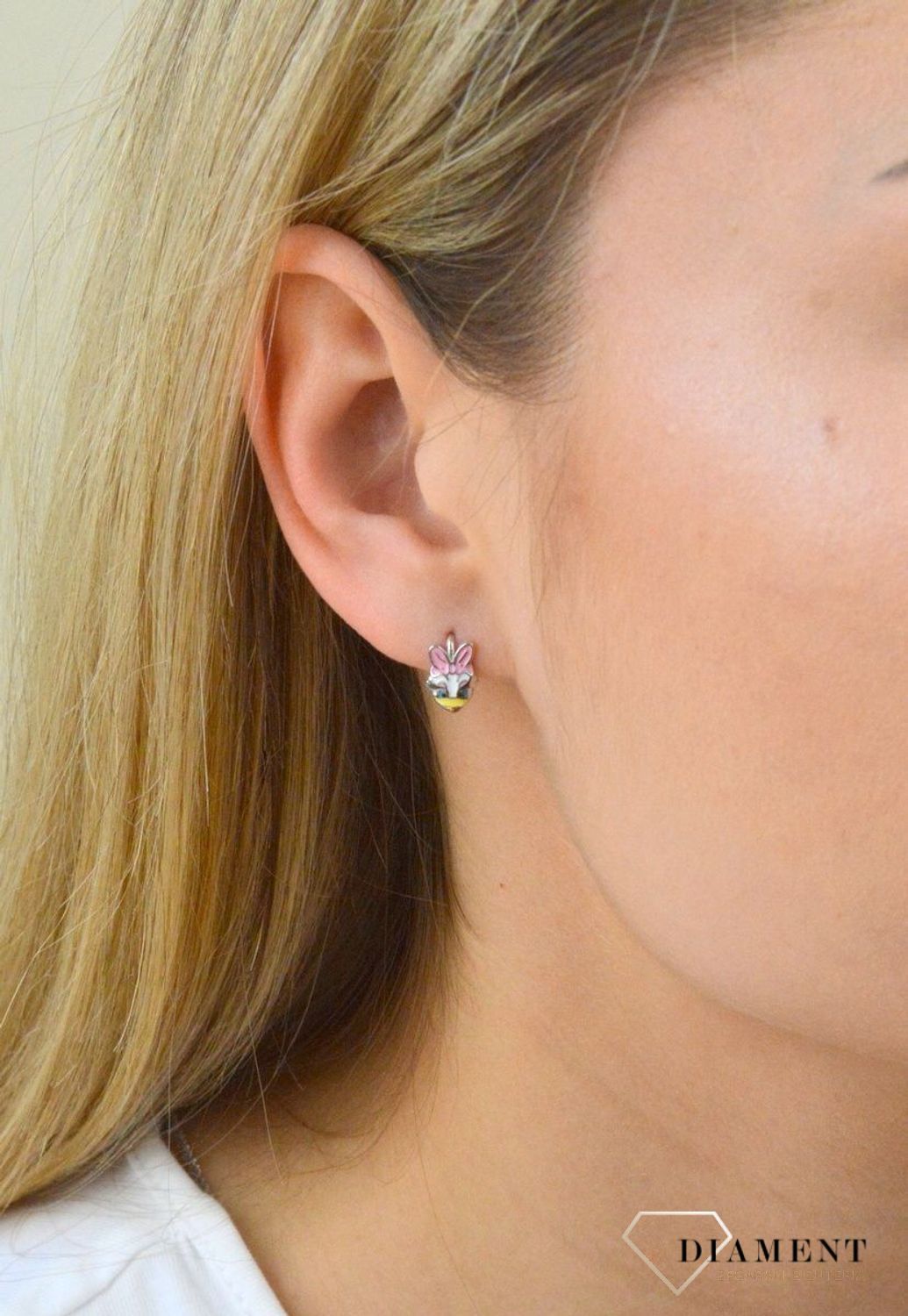 Srebrne kolczyki dla dziewczynki wiszące Daisy DIA-KLC-5875-925. Srebrne kolczyki dla dziewczynki wiszące Daisy. Dziecięce kolczyki Daisy wykonane ze srebra próby 925 z kolorową emalią. Dziecięce kolczyki z popularnym motywem bajkowym.jpg