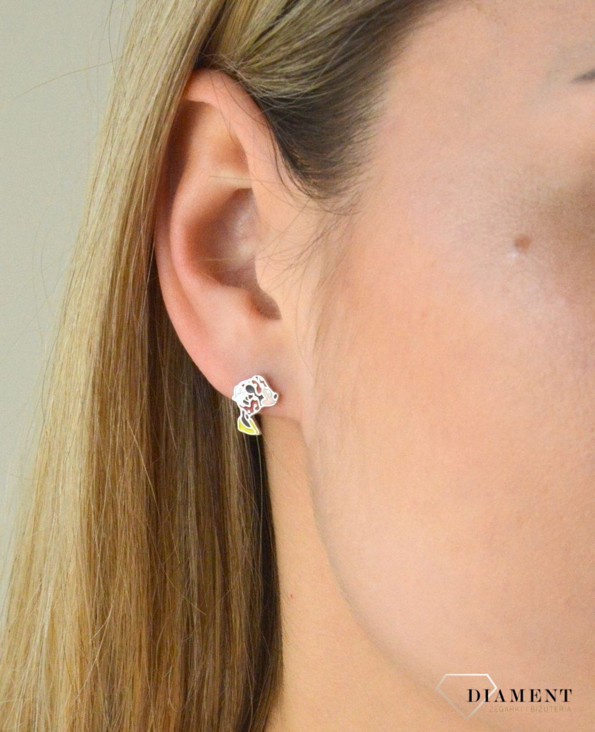 Srebrne kolczyki dla dziewczynki wiszące Myszka Miki. Srebrne kolczyki dla dziewczynki wiszące Myszka Miki. Dziecięce kolczyki wykonane ze srebra próby 925 z kolorową emalią. Dziecięce kolczyki z popularnym motywem bajkowym (1).jpg