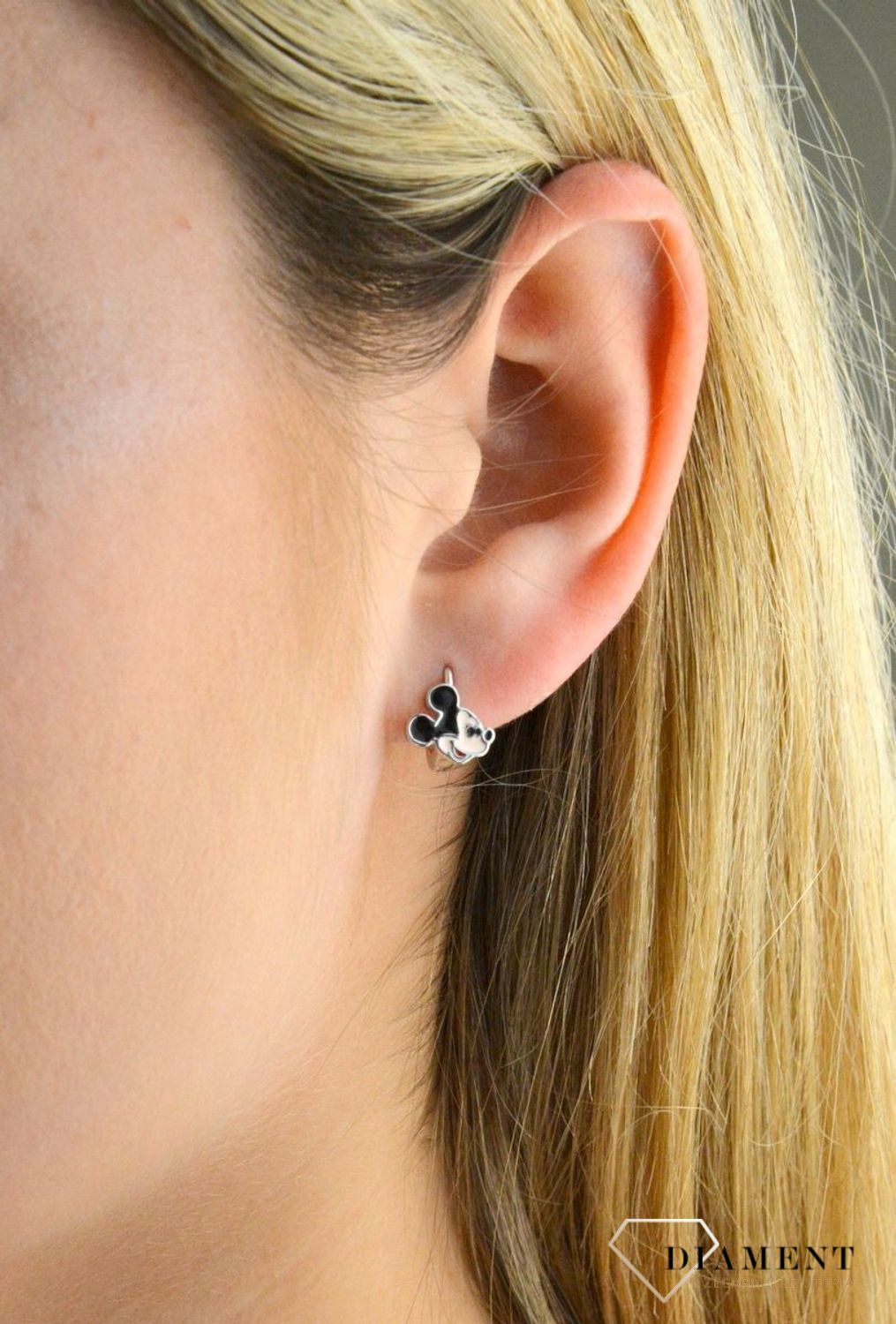 Srebrne kolczyki dla dziewczynki wiszące Myszka Miki DIA-KLC-5878-925. Srebrne kolczyki dla dziewczynki wiszące Myszka Miki  Dziecięce kolczyki Myszka Miki wykonane ze srebra próby 925 z kolorową emalią. Dziecięce kolczyki z popularny.jpg