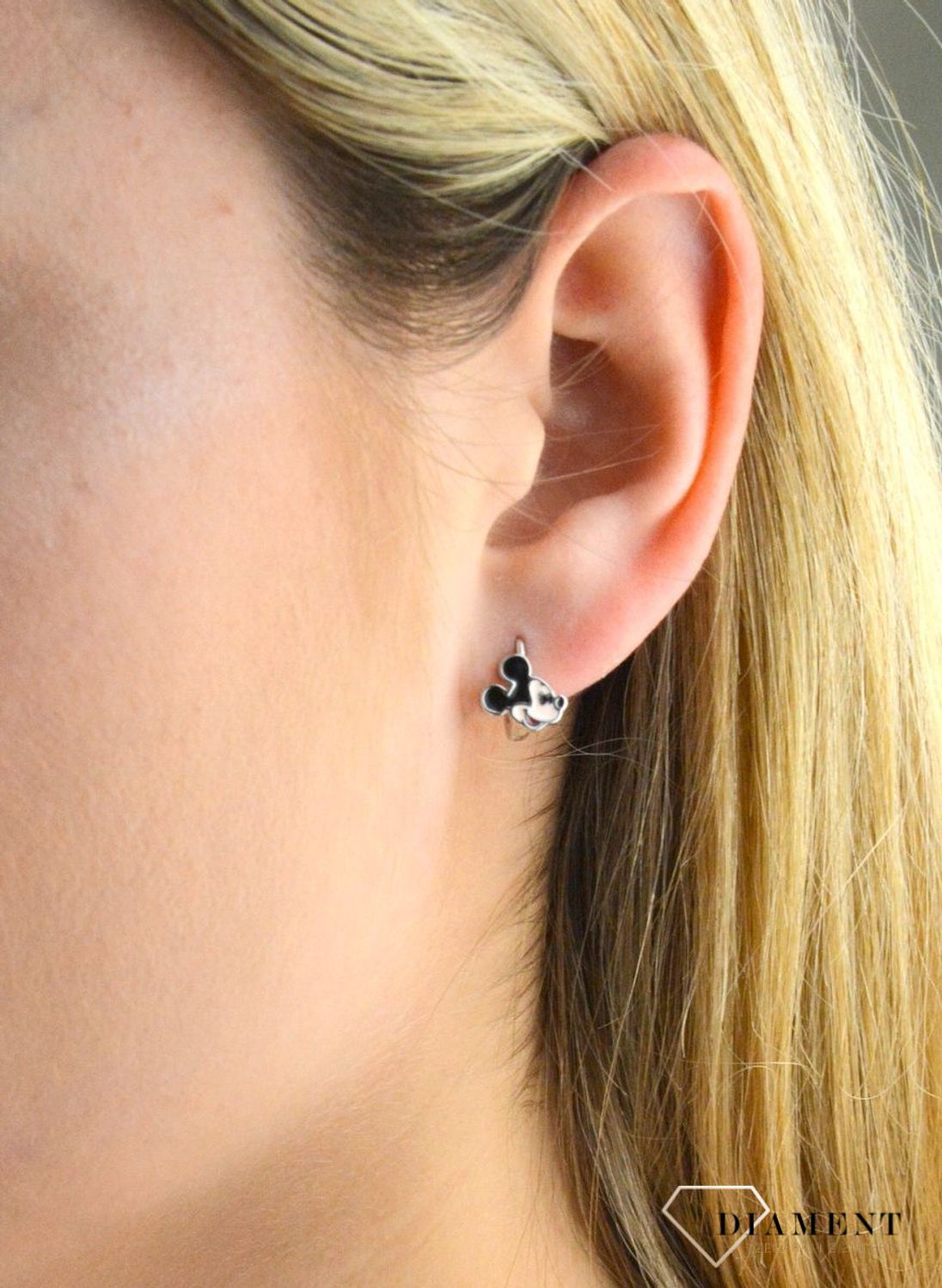 Srebrne kolczyki dla dziewczynki wiszące Myszka Miki DIA-KLC-5878-925. Srebrne kolczyki dla dziewczynki wiszące Myszka Miki  Dziecięce kolczyki Myszka Miki wykonane ze srebra próby 925 z kolorową emalią. Dziecięce kolczyki z popularny.jpg