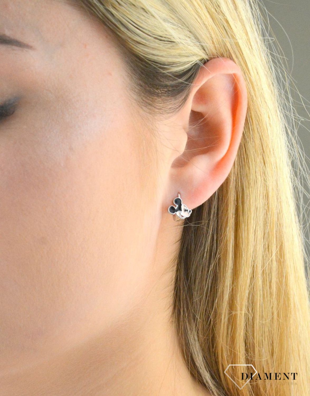 Srebrne kolczyki dla dziewczynki wiszące Myszka Miki DIA-KLC-5878-925. Srebrne kolczyki dla dziewczynki wiszące Myszka Miki  Dziecięce kolczyki Myszka Miki wykonane ze srebra próby 925 z kolorową emalią. Dziecięce kolczyki z popularny.jpg