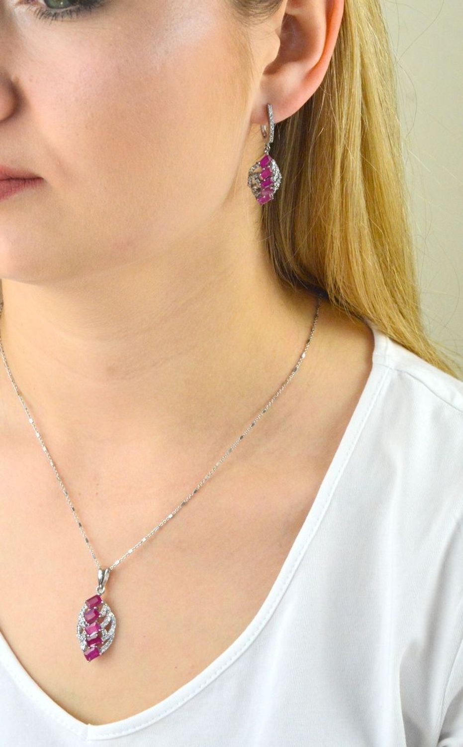 Kolczyki srebrne z cyrkoniami i rubinem DIA-KLC-5918-925.  Kolczyki srebrne cyrkonie. Kolczyki srebrne z cyrkoniami. Kolczyki z rubinem.Kolczyki idealne na prezent. Kolczyki na każdą okazję..jpg