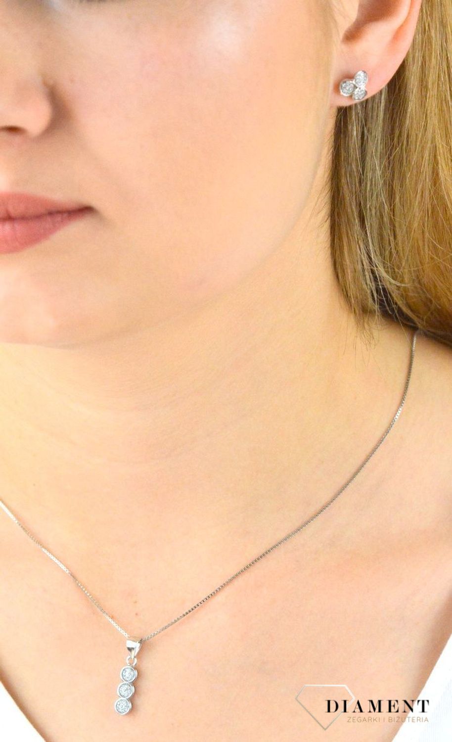 Kolczyki srebrne potrójne cyrkonie DIA-KLC-5924-925. Kolczyki srebrne cyrkonie. Kolczyki srebrne z cyrkoniami na sztyft. Kolczyki wkrętki. Kolczyki idealne na prezent. Kolczyki na każdą okazję..jpg