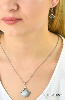 Kolczyki srebrne wiszące listki DIA-KLC-5925-925. Kolczyki srebrne wiszące. Kolczyki srebrne srebrne listki. Kolczyki na zapięcie angielskie. Kolczyki srebrne na pr (3).JPG