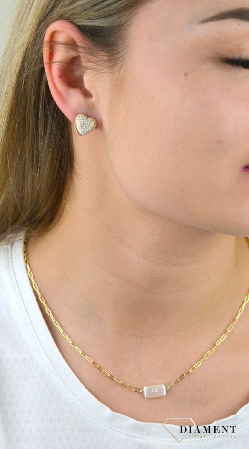Kolczyki pozłacane  Wysadzane serca  925 DIAMENT DIA-KLC-5937-925.Srebrne kolczyki z motywem serc ozdobione cyrkonią w kolorze żółtym. Minimalistyczna biżuteria.jpg
