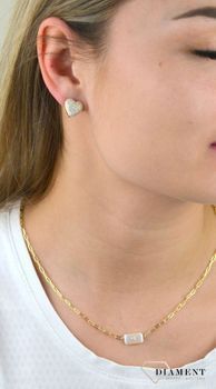 Kolczyki pozłacane  Wysadzane serca  925 DIAMENT DIA-KLC-5937-925.Srebrne kolczyki z motywem serc ozdobione cyrkonią w kolorze żółtym. Minimalistyczna biżuteria zapinana na (3).JPG