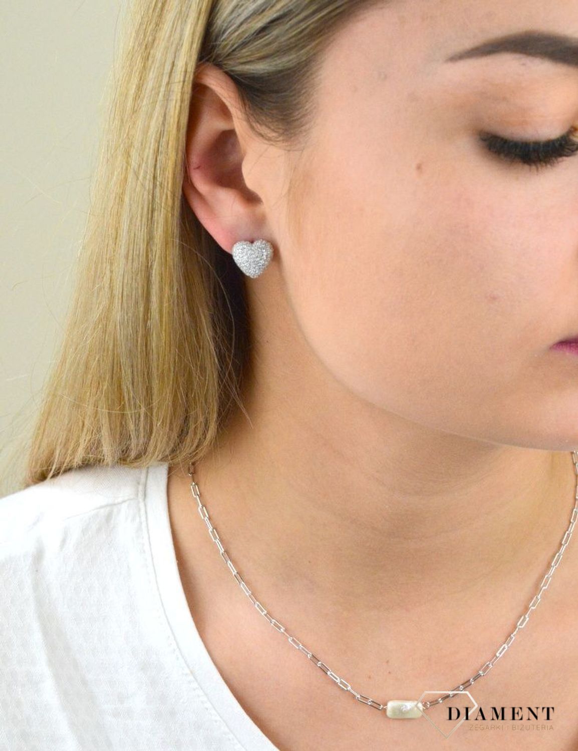 Kolczyki srebrne  wysadzane Serce  925 DIAMENT DIA-KLC-5937B-925 Srebrne kolczyki z motywem serc ozdobione cyrkonią w kolorze białym. Minimalistyczna biżuteria zapinan.jpg