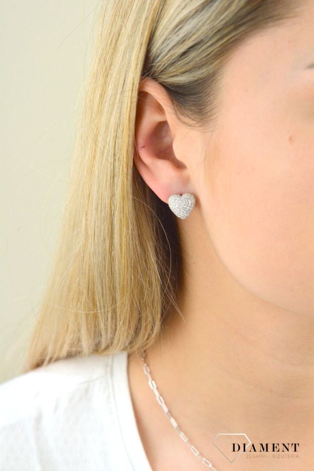Kolczyki srebrne  wysadzane Serce  925 DIAMENT DIA-KLC-5937B-925 Srebrne kolczyki z motywem serc ozdobione cyrkonią w kolorze białym. Minimalistyczna biżuteria zapinan.jpg