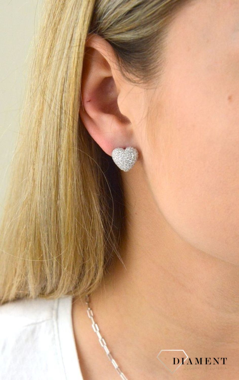 Kolczyki srebrne  wysadzane Serce  925 DIAMENT DIA-KLC-5937B-925 Srebrne kolczyki z motywem serc ozdobione cyrkonią w kolorze białym. Minimalistyczna biżuteria zapinan.jpg
