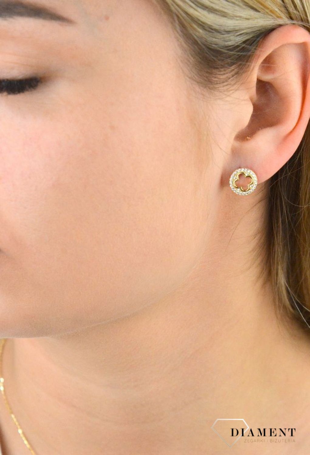 Kolczyki pozłacane  ramka koniczynki  925 DIA-KLC-5938-925 Intrygująca biżuteria o klasycznym zapięciu na sztyft wykonana z srebra próby 925. Kolczyki idealne na prezent dla każdej.jpg