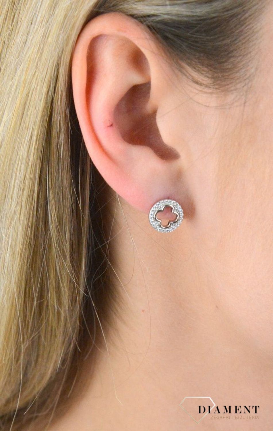 Kolczyki srebrne  ramka koniczynki  925 DIA-KLC-5938B-925. Intrygująca biżuteria o klasycznym zapięciu na sztyft wykonana z srebra próby 925. Kolczyki idealne na prezent dla każdej kobiety.jpg
