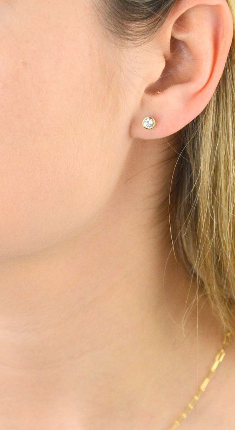 Zawieszka złota Złoty medalik Serce Jezusa, próba 585 DIA-ZAW-12173-585 Złoty medalik Serce Jezusa. Piękny medalik o bogatej symbolice religijnej. Sakralną biżuterię wykonano z 14-karatowego.jpg