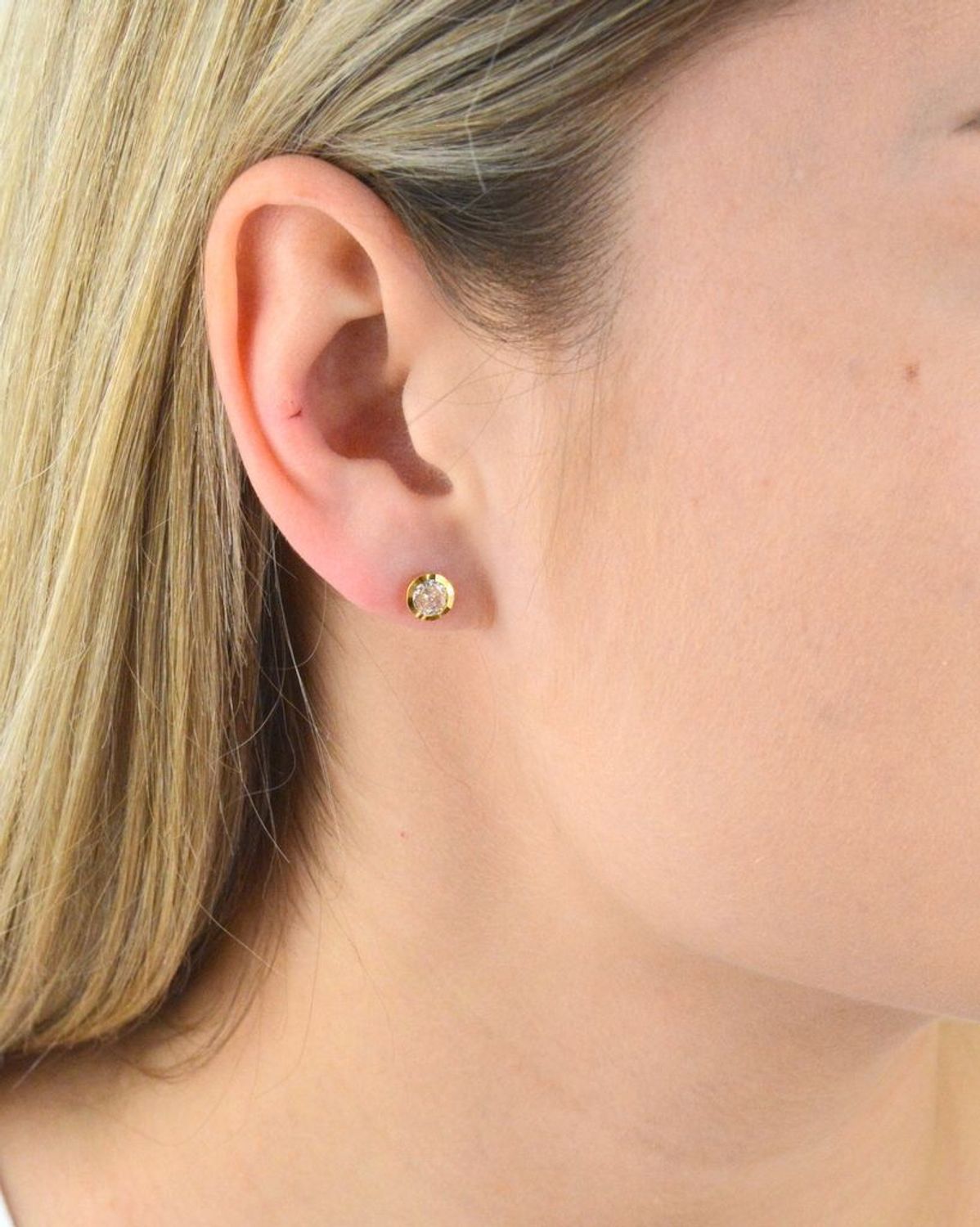 Kolczyki  Cyrkonia w pozłacanej aureoli  925 DIA-KLC-5941-925  Srebrne kolczyki z okrągłą cyrkonią w kolorze białym. Minimalistyczna biżuteria zapinana na sztyft, doda subtelnego blasku stworzonej stylizacj.jpg