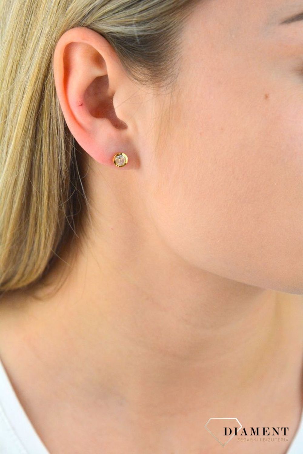 Kolczyki  Cyrkonia w pozłacanej aureoli  925 DIA-KLC-5941-925  Srebrne kolczyki z okrągłą cyrkonią w kolorze białym. Minimalistyczna biżuteria zapinana na sztyft, doda subtelnego blasku stworzonej stylizacj.jpg