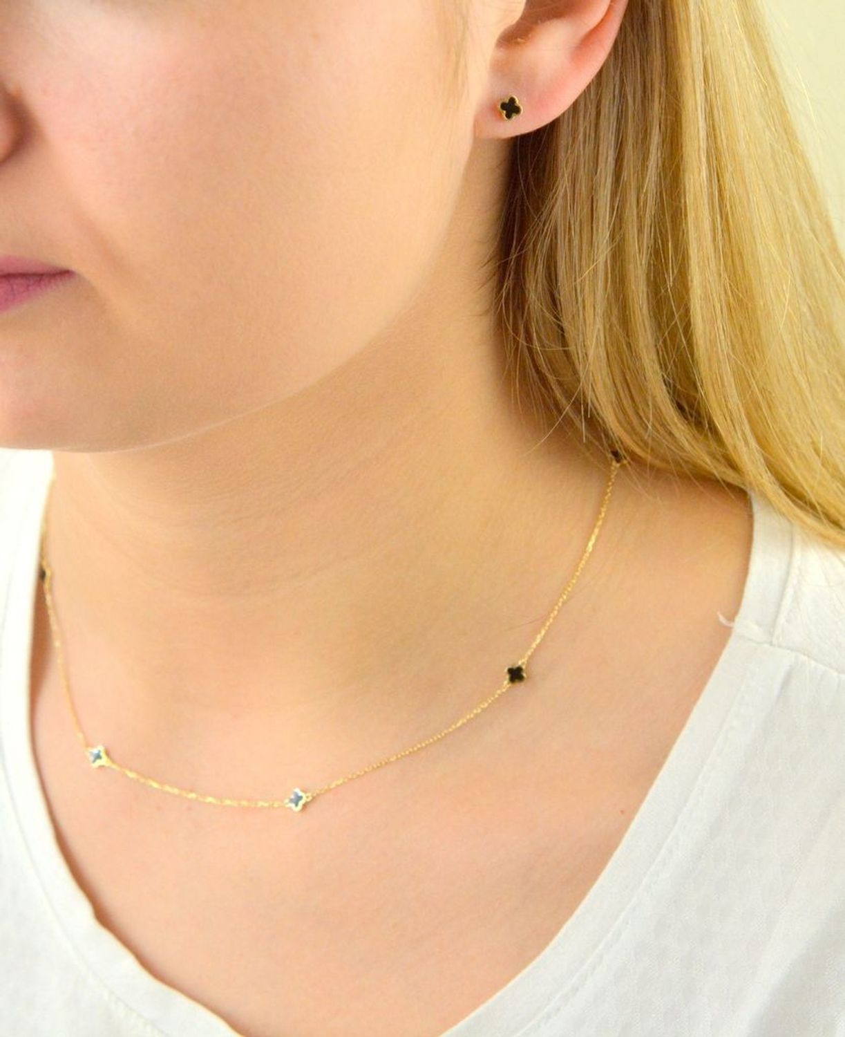 Kolczyki pozłacane  Czarne koniczynki  925 DIA-KLC-5953-925   Intrygująca biżuteria o klasycznym zapięciu na sztyft wykonana z srebra próby 925. Kolczyki idealne na prezent dla każdej kobiety.jpg