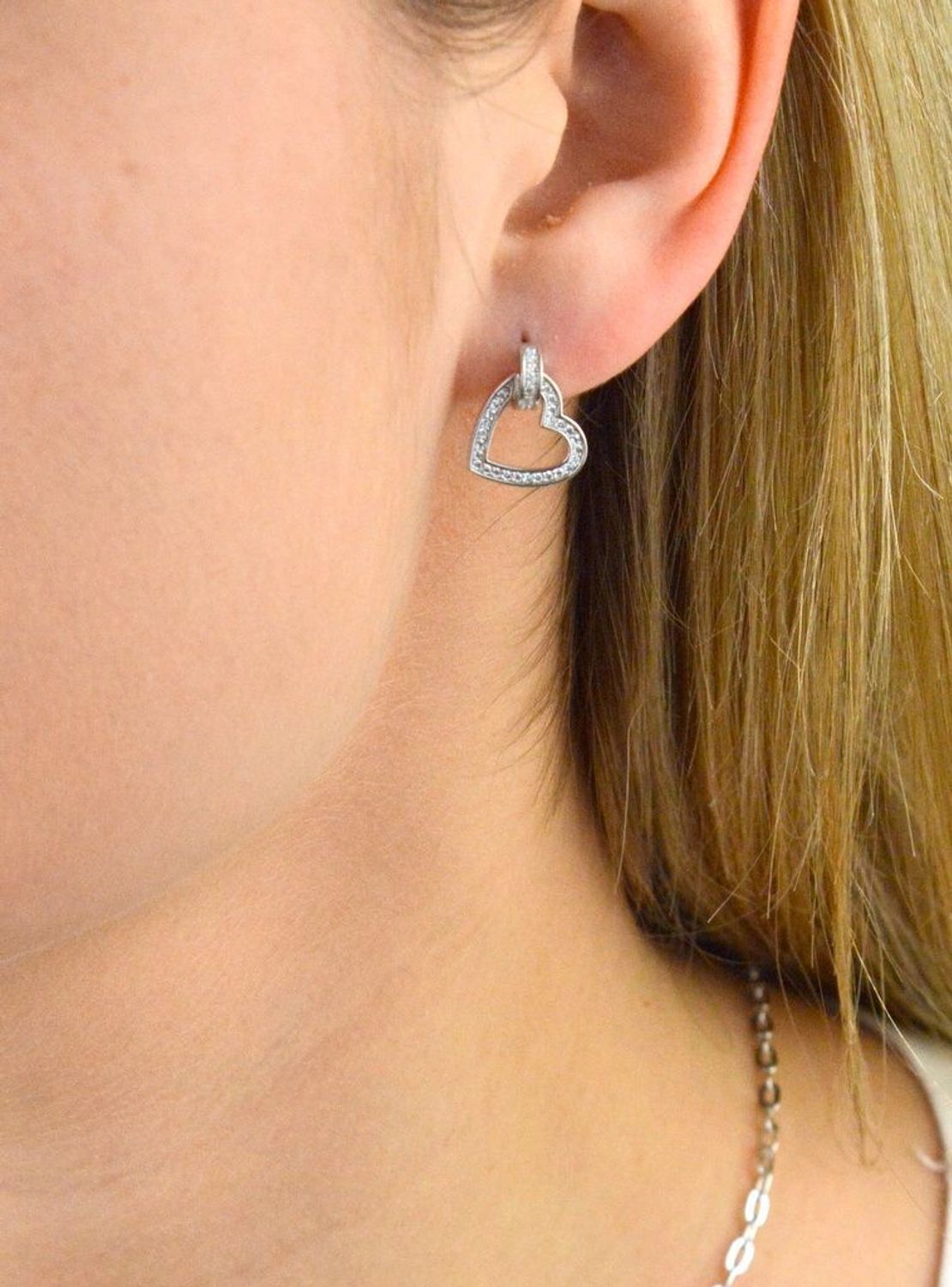 Kolczyki srebrne  Serca w cyrkoniach  925 DIA-KLC-5955B-925 Intrygująca biżuteria o klasycznym zapięciu na sztyft wykonana z srebra próby 925. Kolczyki idealne na prezent.jpg