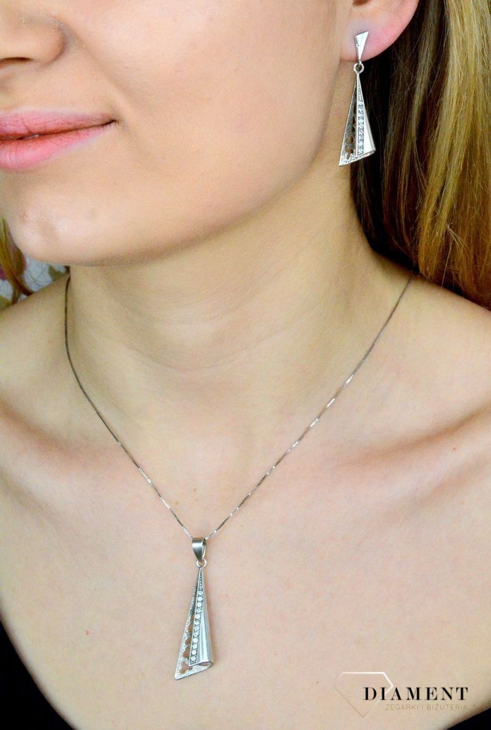 Kolczyki damskie  Wiszące stożki   DIA-KLC-5997-925   Srebrne kolczyki zapinane na ponadczasowe zapięcie typu sztyft, zostały wykonane z najwyższej jakości srebra próby 925. Idealny pomysł na prezent..jpg