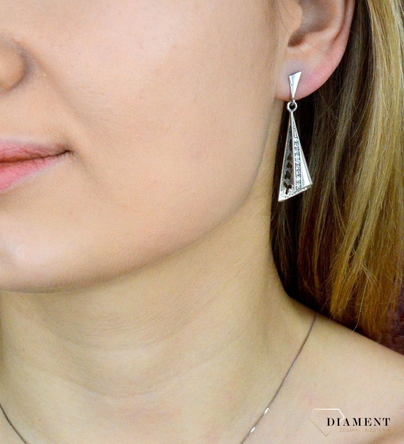 Kolczyki damskie  Wiszące stożki   DIA-KLC-5997-925   Srebrne kolczyki zapinane na ponadczasowe zapięcie typu sztyft, zostały wykonane z najwyższej jakości srebra próby 925. Idealny pomysł na prezent..jpg